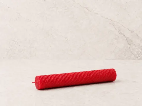 Свеча из вощины красная